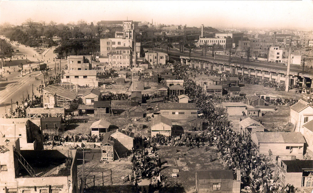 Ueno Hirokoji merkatu beltza, Tokion, 1945 urte inguruan. Gerraondoan, horrelako tokietan saltzen zuten egun hain modan dagoen ramen izeneko eltzekoa. (Arg.: Old Tokyo)