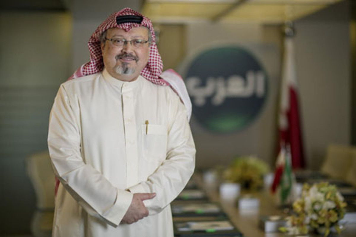 'Al Arab' telebistaren irudian, Jamal Khaxoggi berak antolatutako biltzar batean. Disidenteen edo etsaiarengana pasatako agente kualifikatuak atzerrian espres bidalitako komandoek kalitzea gertakizun klasikoa den arren –berrikitan errusiarrek Sergueï Skri