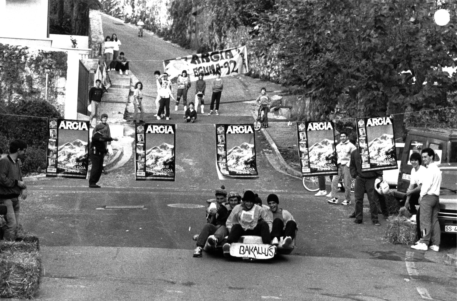 Argia Eguna, 1992an Oiartzunen. (Argazkia: Juan Joxe Petrikorena / ARGIAren artxiboa)