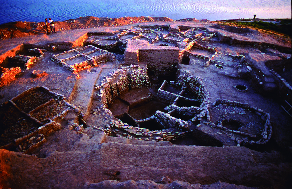 Jerf el Ahmar aztarnategia (Siria), duela 11.200 urtekoa. Hori eta beste 62 aztarnategi aztertu dituzte historian zehar ondasunak nola banatu diren jakiteko.