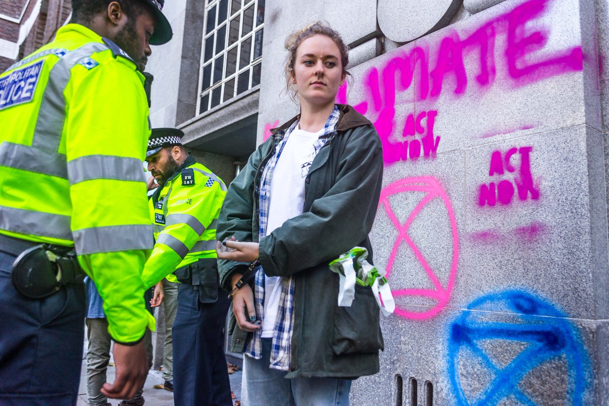 EKINTZA ZUZENA. XR-ko ekintzailea Londresko Ingurumen ministerioaren ekoitzan pintaketagatik atxilotuta. (Argazkia: @ExtinctionR