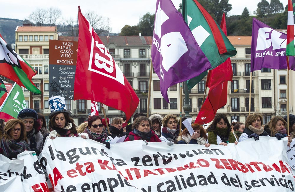 Azkenaldian gero eta sektore feminizatu eta prekarizatu gehiago ari dira protestan. Argazkikoak Bizkaiko etxez etxeko langileak dira, 2018ko otsailean Bilbon. Argazkia: Luis Jauregialtzo / Foku.