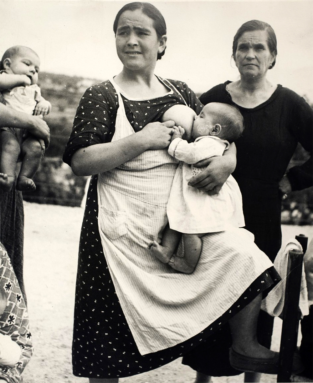 Kati Horna argazkilariaren begia | Edoskitzea irudikatzen duen argazki ezagun honen egilea da Kati Horna (Kati Deusch zuen jatorriko deitura). argazkilari hungariar anarkistak lan ugari egin zituen fotokazetari gisa eta tartean 1936ko gerra zibilean ibili