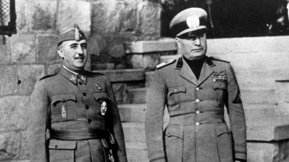 Francisco Franco eta Benito Mussolini Bordigheran (Italia), 1941ean. Mussoliniren gorpua batetik bestera ibili zen urtetan; Francorena mugitzeko, ordea, oztopoa eta traba besterik ez dago.