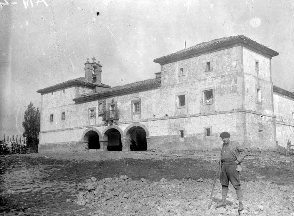 Urbasako jauregia ostatu izan zen Etxeberri enpresariak 1915ean erosi eta gero.