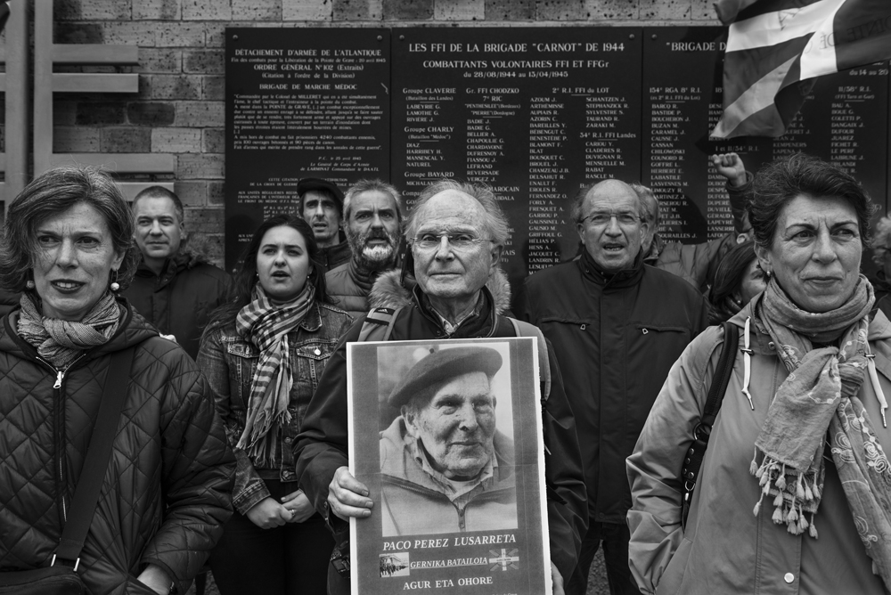 Gernikako Batailoiko gudarien senideak Soulac Sur-Mer (Solac okzitanieraz) memorialean, Francisco Paco Pérez Luzarretaren argazkiarekin. Lehen lerroan haren ilobak: Fréderic (erdian, osabaren irudia eskuetan duela), Maite (ezkerrean) eta Ana (eskuinean). 