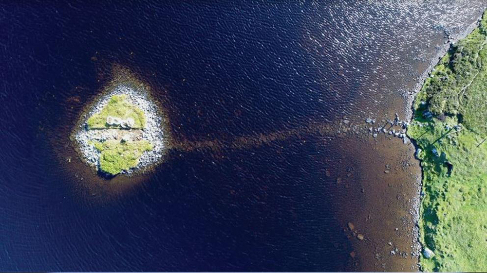 Hebridetako Loch Bhorgastaileko uharte artifiziala Neolitoan eraiki zutela jakinarazi da berriki. Irla eraikitzeaz gain, harrizko bide bat ere egin zuten bertara iristeko. (Arg.: D. Garrow / f. sturt / Antiquity)