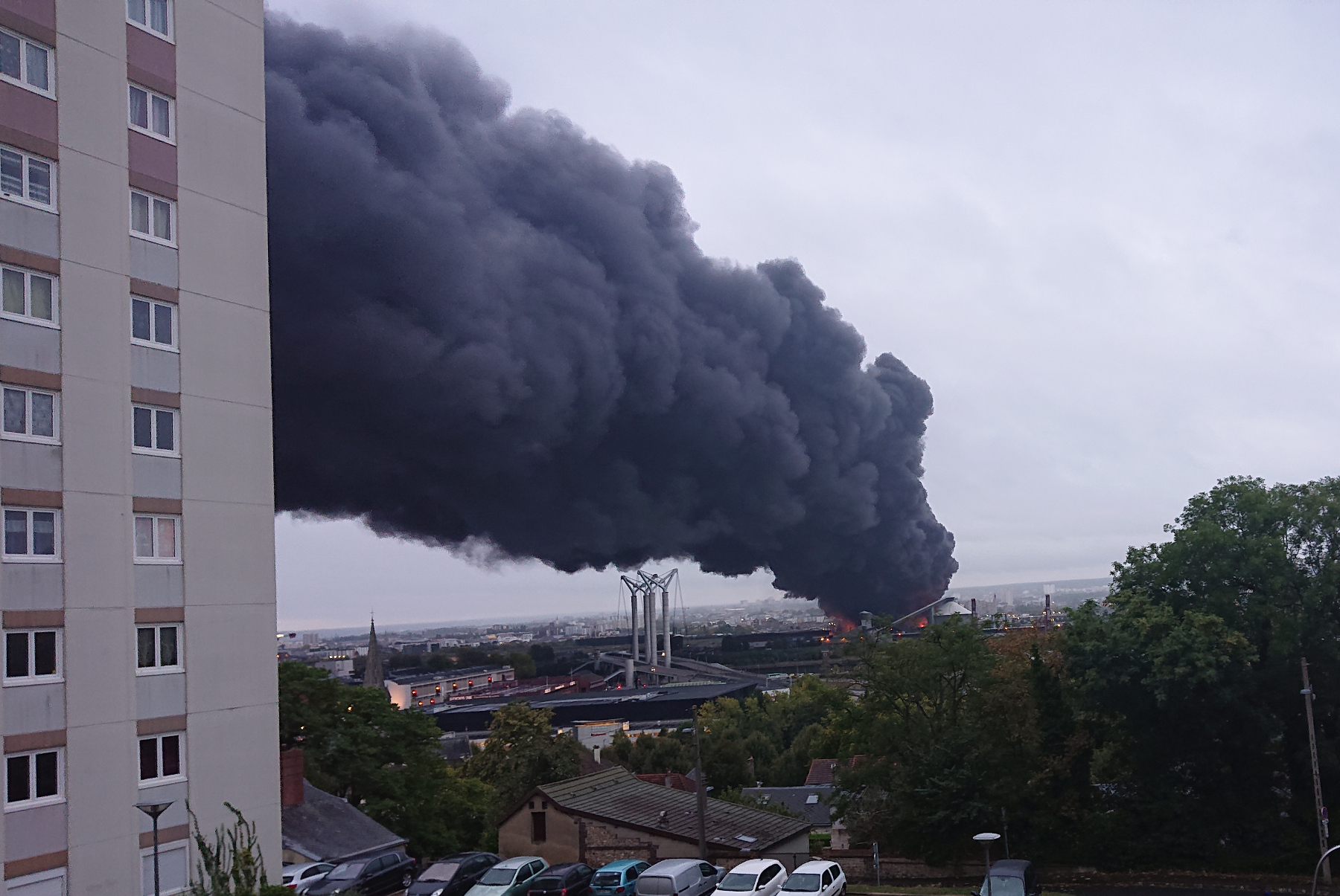 Paristik 80 kilometrora dagoen Rouen hirian eztanda egin zuen Lubrizol usinak irailaren 26an. milaka tona gai kimiko arriskutsu zeruratu zituen, herritarren artean kezka eta alarma sortuz. (Argazkia: Le Parisien Libere)