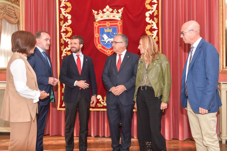 Navarra Sumako koalizioko buruzagiak Iruñeko Udalean. (Arg.: Idoia Zabaleta / Foku). Navarra Sumako koalizioko buruzagiak Iruñeko Udalean. (Arg.: Idoia Zabaleta / Foku).