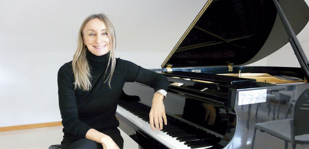 Argazkian María José Barandiaran piano-jotzailea. Argazkia bere webgunetik hartua da.