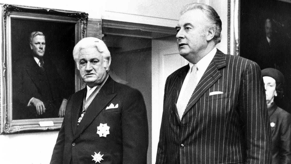Gough Whitlam lehen  ministroa (eskuinean) eta John Kerr, honek  Gobernadore Nagusi kargua hartu zuen egunean, 1974ko uztailaren 11n. Hamasei hilabete beranduago joko zion estatu kolpea.