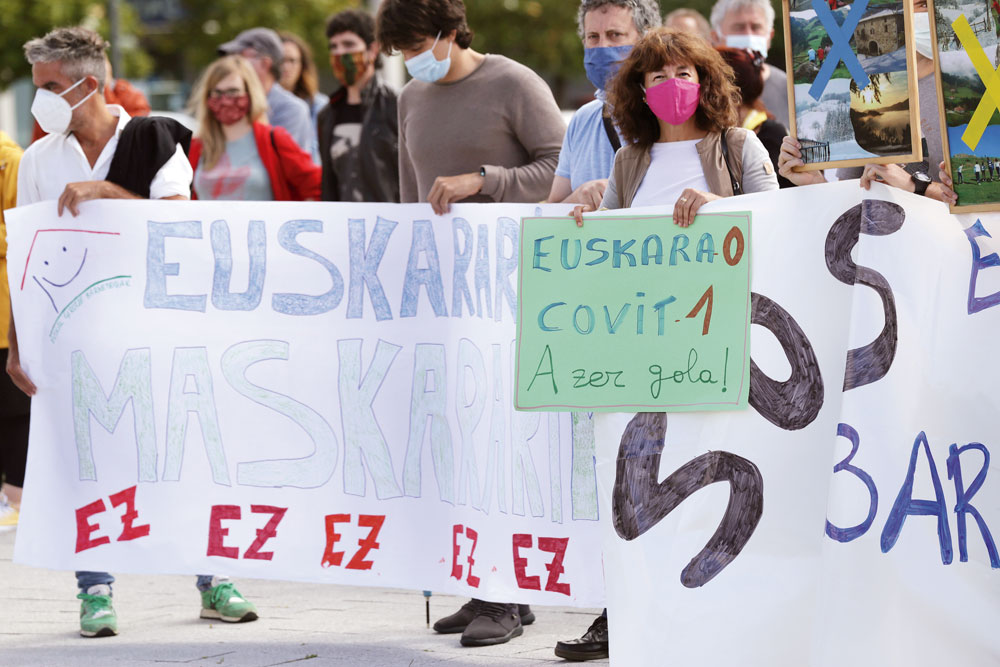 Euskal girotze barnetegietako eta Iraleko langileek haien haserrea erakutsi zuten Hezkuntza Sailaren egoitzaren aurrean iragarri berri dituen murrizketengatik. Argazkia: Endika Portillo /Foku.