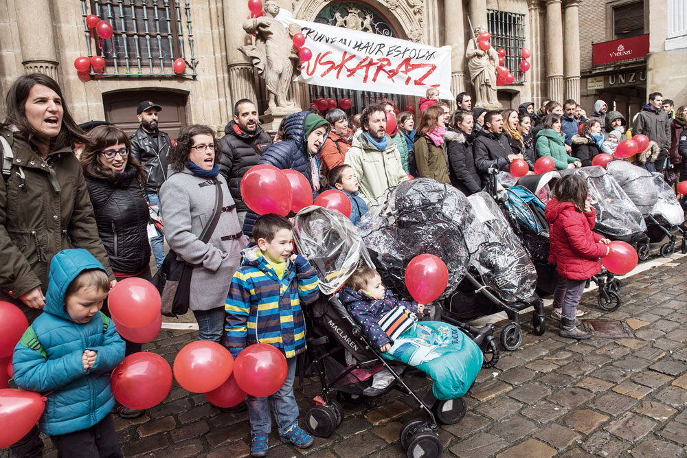 Ohikoa da Iruñeko gurasoek umeak haur eskola publikoetan euskarazko ereduan matrikulatzeko arazoak izatea, plaza kopurua eskaria baino txikiagoa izaten delako. Protestak ere ohikoak dira. Argazkikoa aurtengo martxokoa da. Argazkia: Jagoba Manterola / Foku