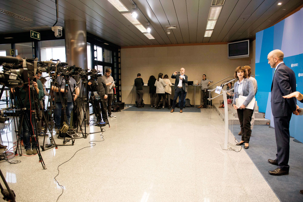 Pandemia garaian sarri gertatu da euskarazko hedabide publikoetan arduradun politikoen hitzak zuzenean gaztelaniaz eskaintzea. Herritarrek haserrea azalerazi dute. Argazkian, pandemia betean, ezinbestean, protagonismo handia hartu zuen Osasun sailburua, N