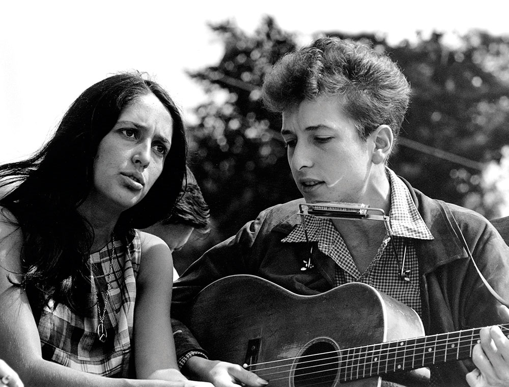 Joan Baez eta Bob Dylan 1960ko hamarkadako argazki batean.