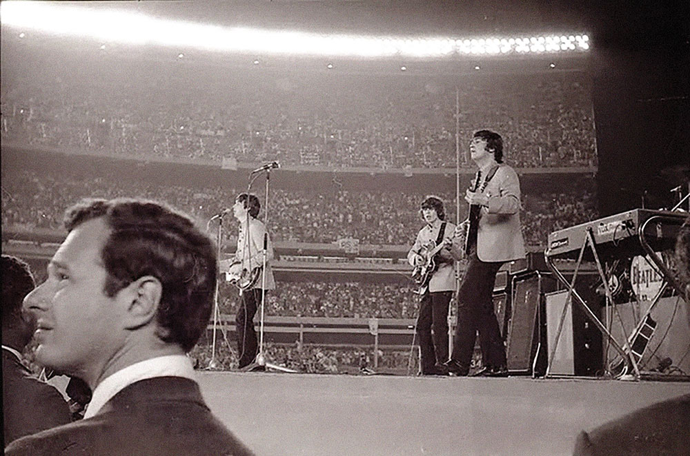 Brian Epstein, atzean Beatles taldea duela zuzenekoa ematen.