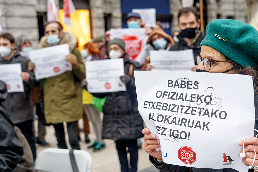 Aurtengo urtarrileko argazkia da. Jubilatu batzuen kaleratzea salatzeko elkarretaratzea egin zuten Stop Desahucios, Alokairu Benta Berri eta Inquilinos Azora plataformek. Argazkia: Andoni Canellada / Foku.