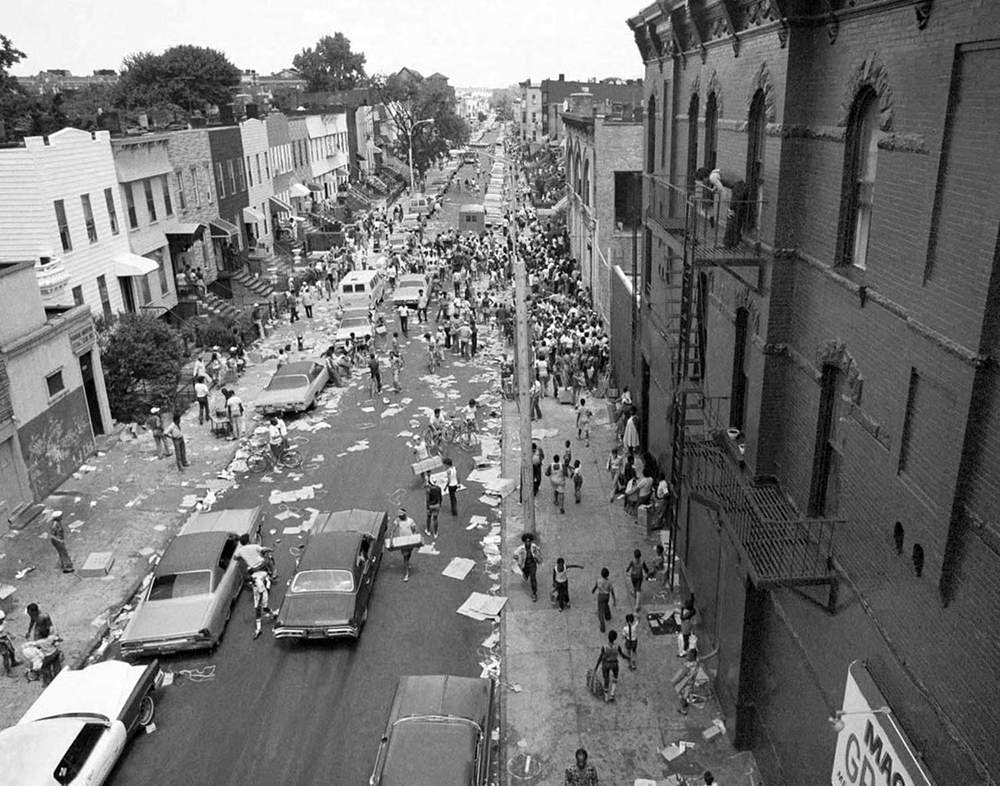 Brooklyngo Macon street, 1977ko uztaileko itzalaldiaren ondoren. (Argazkiak: Viewing NYC)