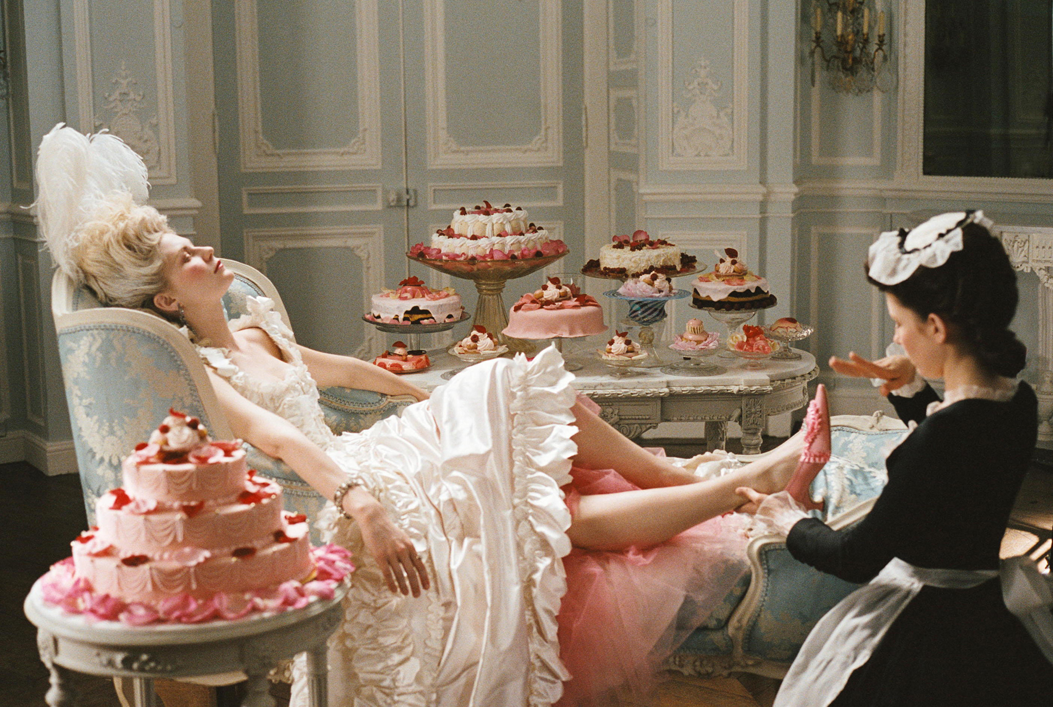 Maria Antonieta pastelez inguratuta. Sofia Coppolaren Marie Antoinette (2006) filman. (Argazkia: American Zoetrope)