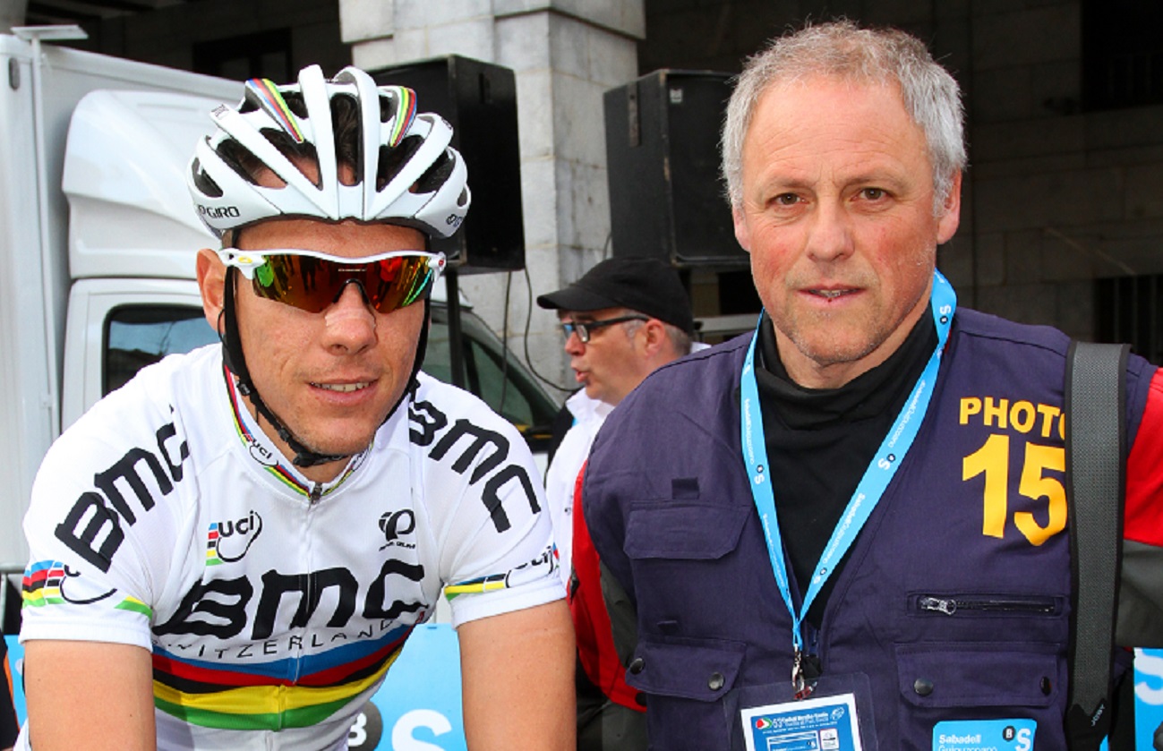 Iñaki Azanza, Philippe Gilbert klasikozale handiarekin, 2013ko Euskal Herriko Itzulian, Elgoibarren. 2012an Munduko Txapelketa irabazi zuen belgikarrak.