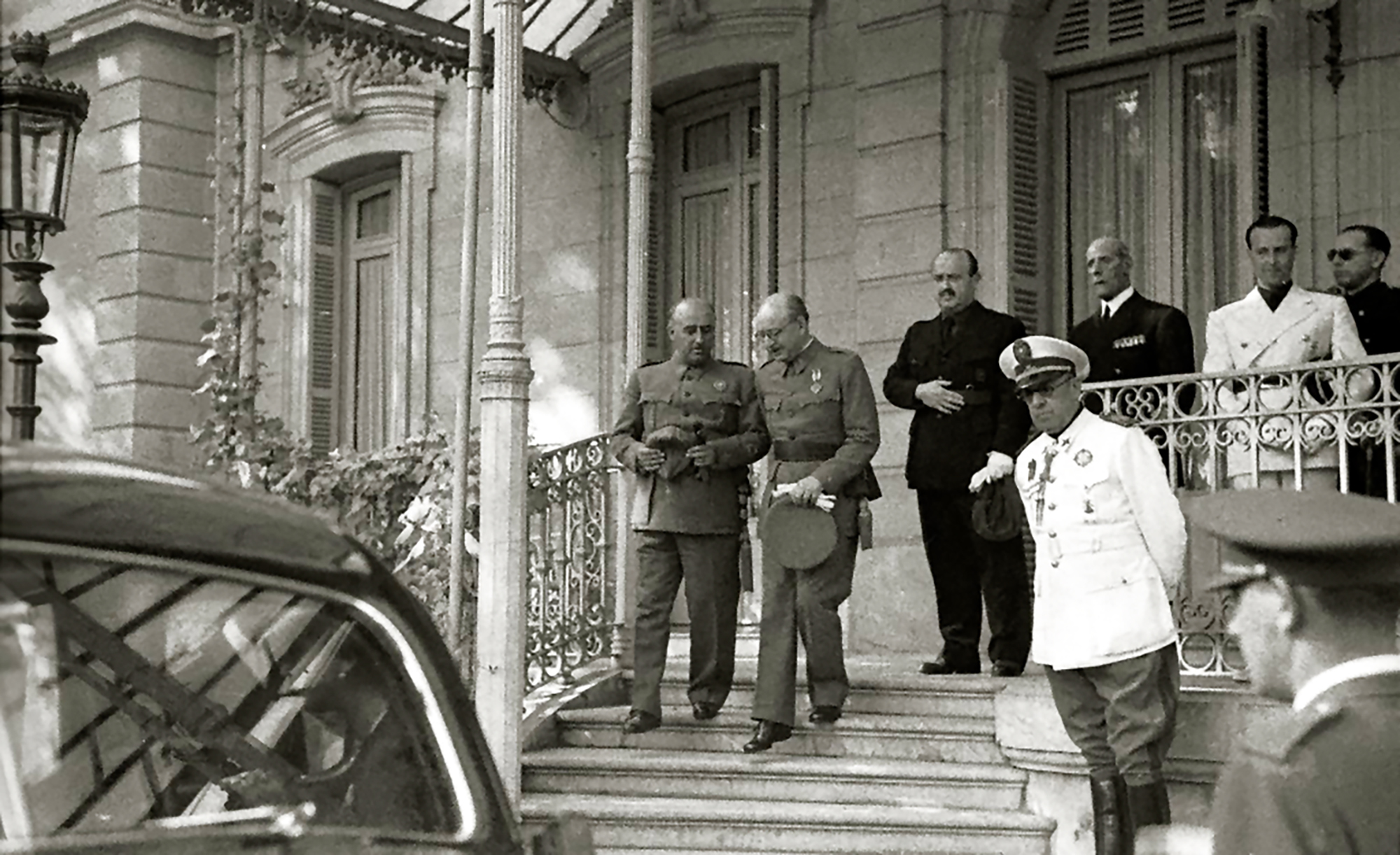 Francisco Franco Aieteko jauregitik irteten. Duela 60 urte, diktadorea jauregirako bidean hiltzen saiatu ziren. (argazkia: Vicente Martin / Fotocar)
