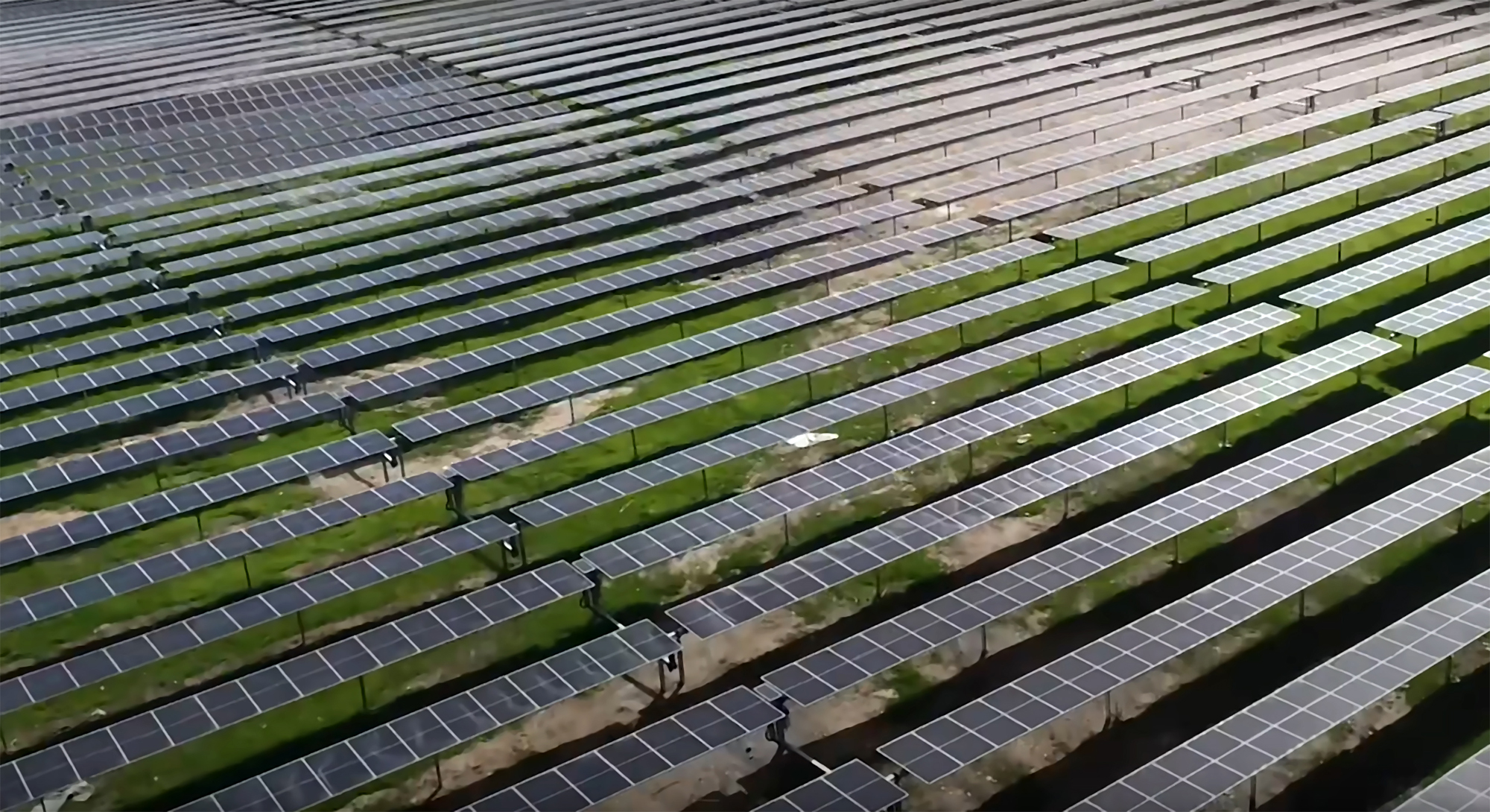 Europako planta fotovoltaiko handiena izango da irudiko Francisco Pizarro deiturikoa, 1.000 hektarea ingurukoa. Baina aurretik jada beste hainbat eraikita dituzte, tamaina antzekoa dutenak.