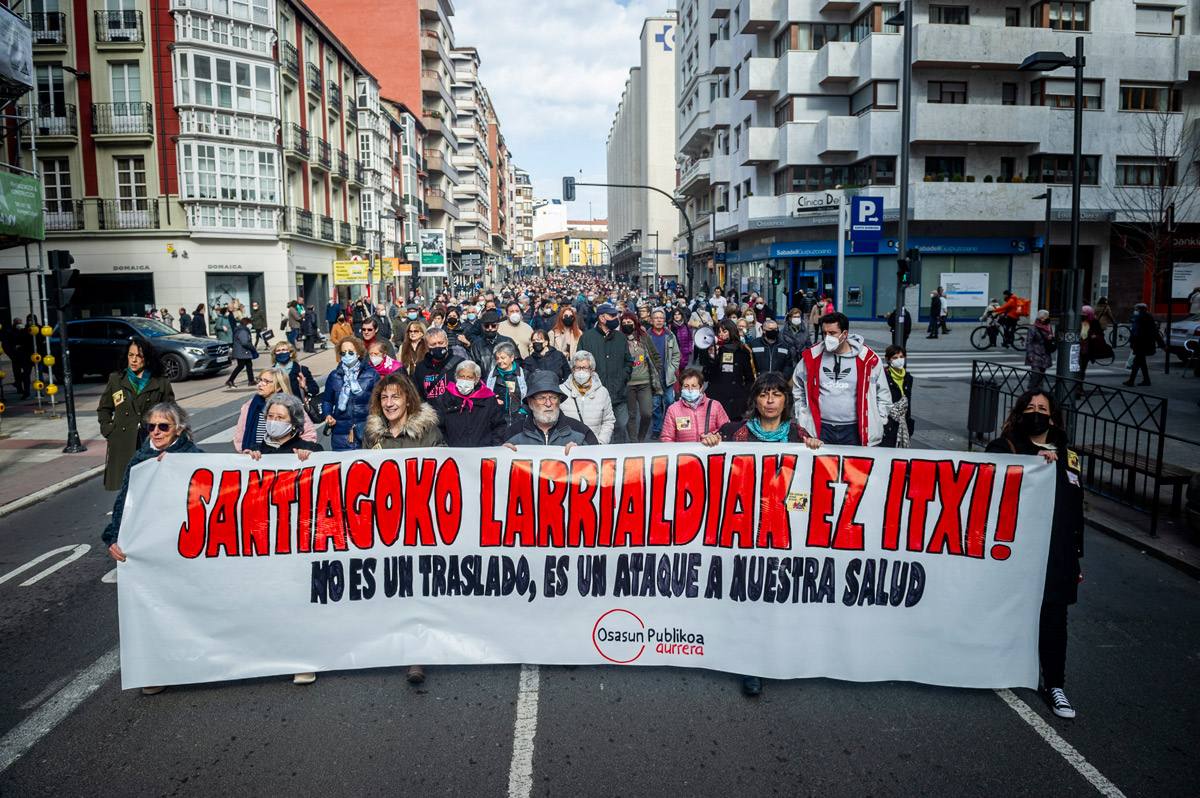 Gasteiz erdiguneko larrialdiak itxi ditu Osakidetzak. Anbulantziarik gabe bertaratu behar duenak, beraz, hiriaren kanpoaldean dagoen Txagorritxura jo behar du. (Argazkia: Iazko udaberriko protestak. Egilea: Jazki Fontaneda / Foku)