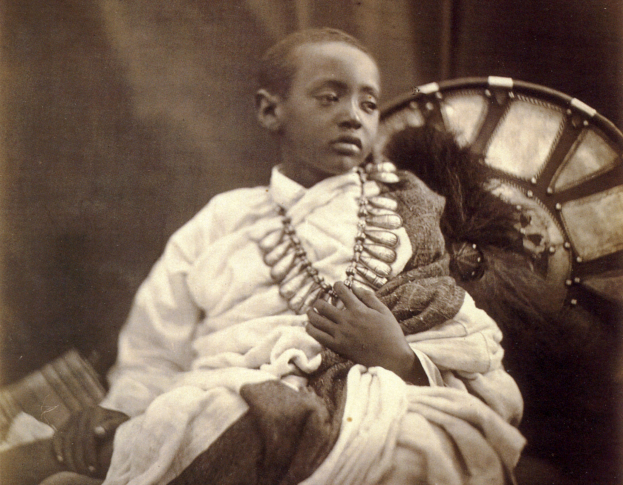 Abisiniako Alemayehu printzea, Britaina Handira iritsi berritan. Aurpegiera triste bera dauka hil artean atera zizkioten gainerako argazkietan ere. Argazkia: Victoria and Albert Museum