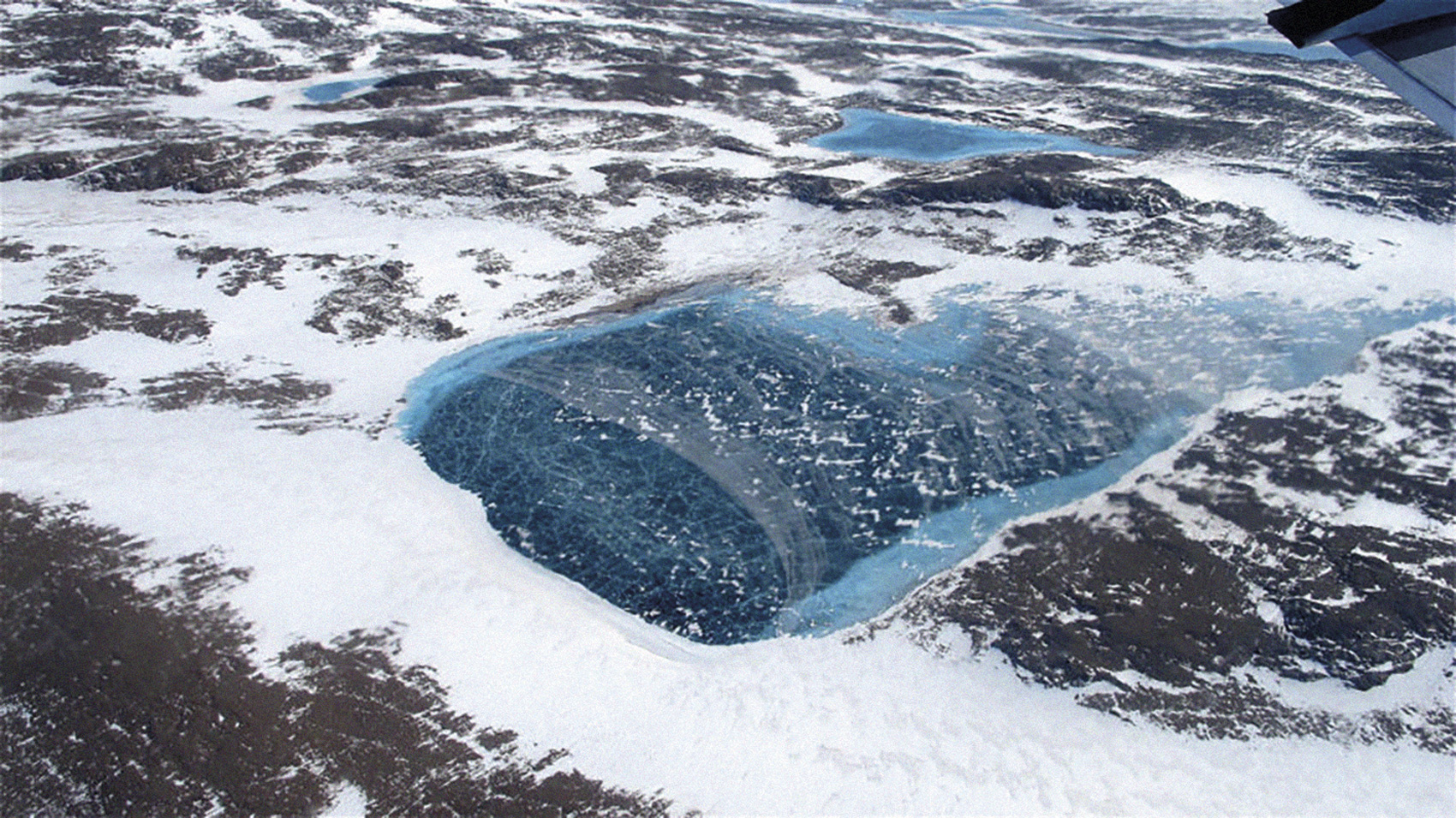Groenlandian, Camp Century AEB-n base militar sekretu abandonatuaren gaineko izotzen urtzeak kutsadura erradioaktiboa eta kimikoa ozeanora isur lezake. Hain zuzen, denek batera, zabor horiek 1.2 mila milioi Bq mailako erradioaktibitatea dute.