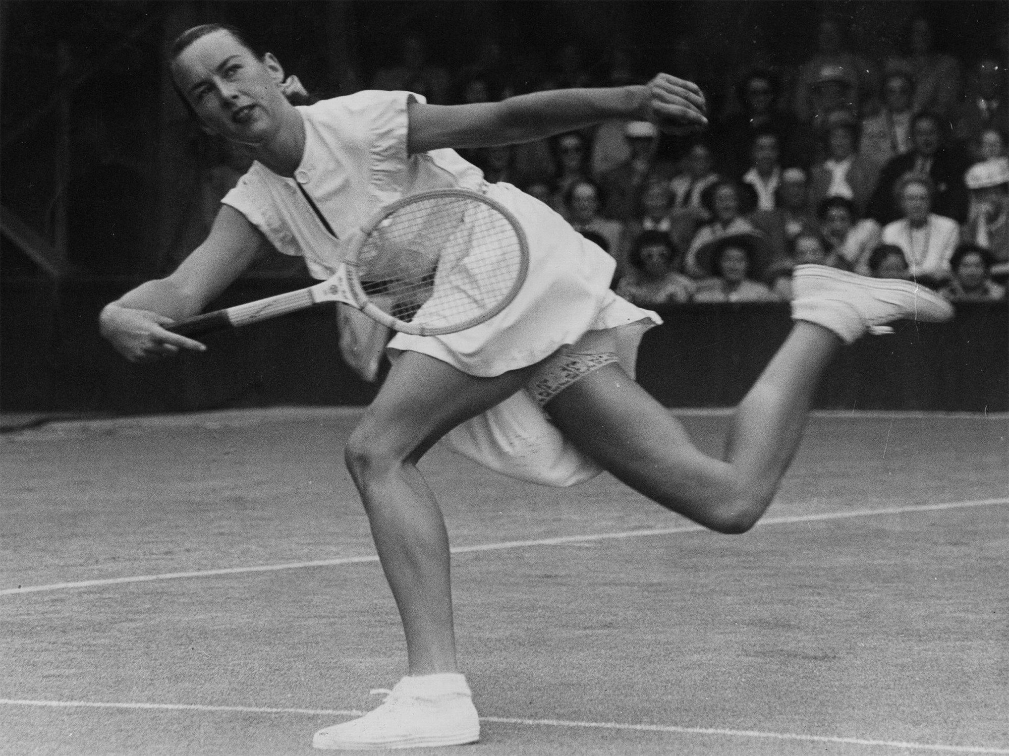 Gussie Moran tenislaria Wimbledon lehiaketako 1949ko ekitaldian, parpailadun eta koloredun kuleroak jantzita. Argazkia: George W. Hales