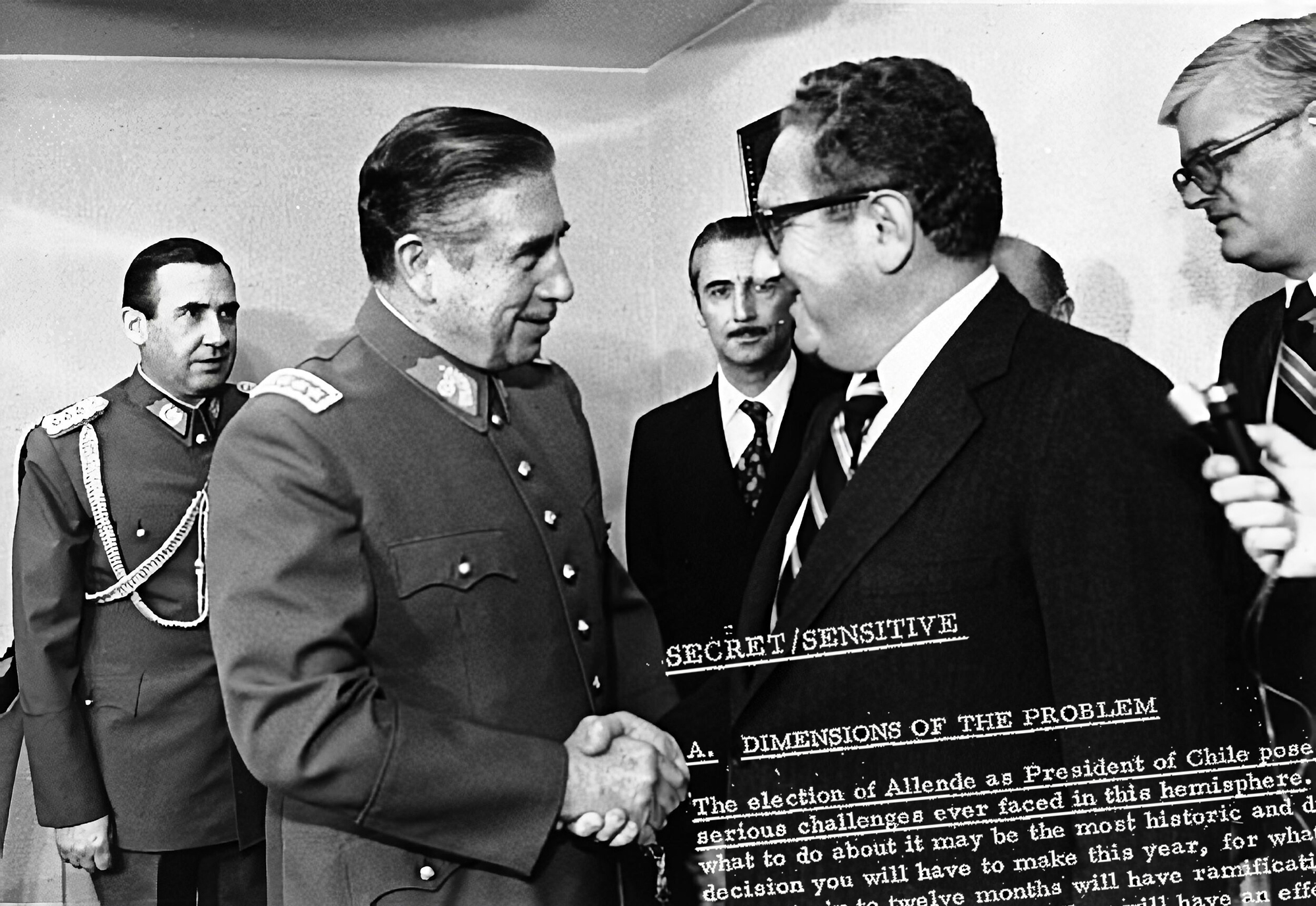 Amerikako Estatuen Erakundeak antolatuta Henry Kissinger AEBeko Estatu Idazkariak bisita egin zuen 1976an Txileko Santiagora eta Augusto Pinochetekin bildu zen. Publikoki giza eskubideen urraketak salatu zituen, baina pribatuan babes osoa eman zion, CIAko
