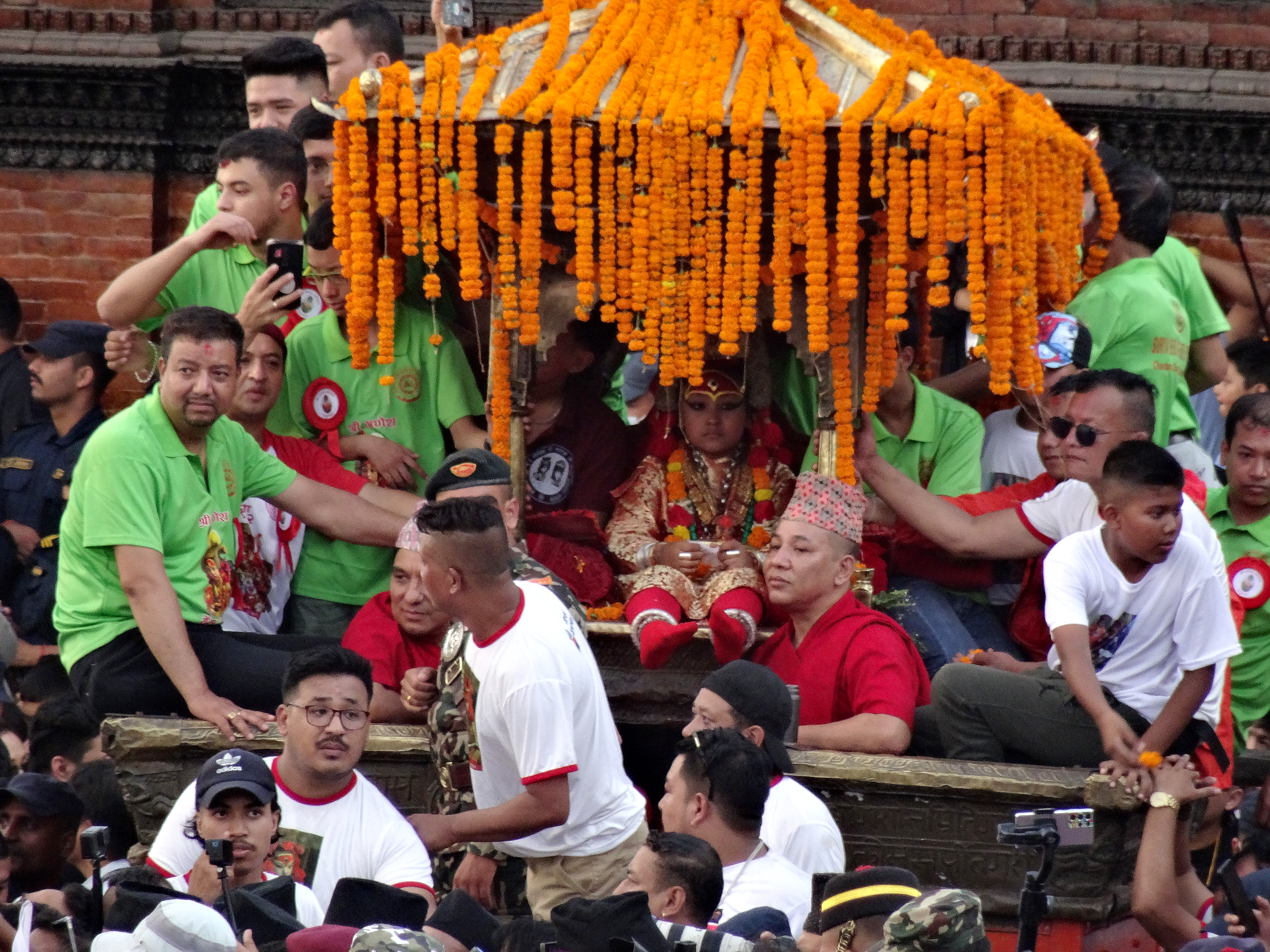 Kathmanduko Kumari jainkosa Durbar plazan Kumari Jatra jaialdiaren lehen egunean. (Argazkia: Jakob Gascon)