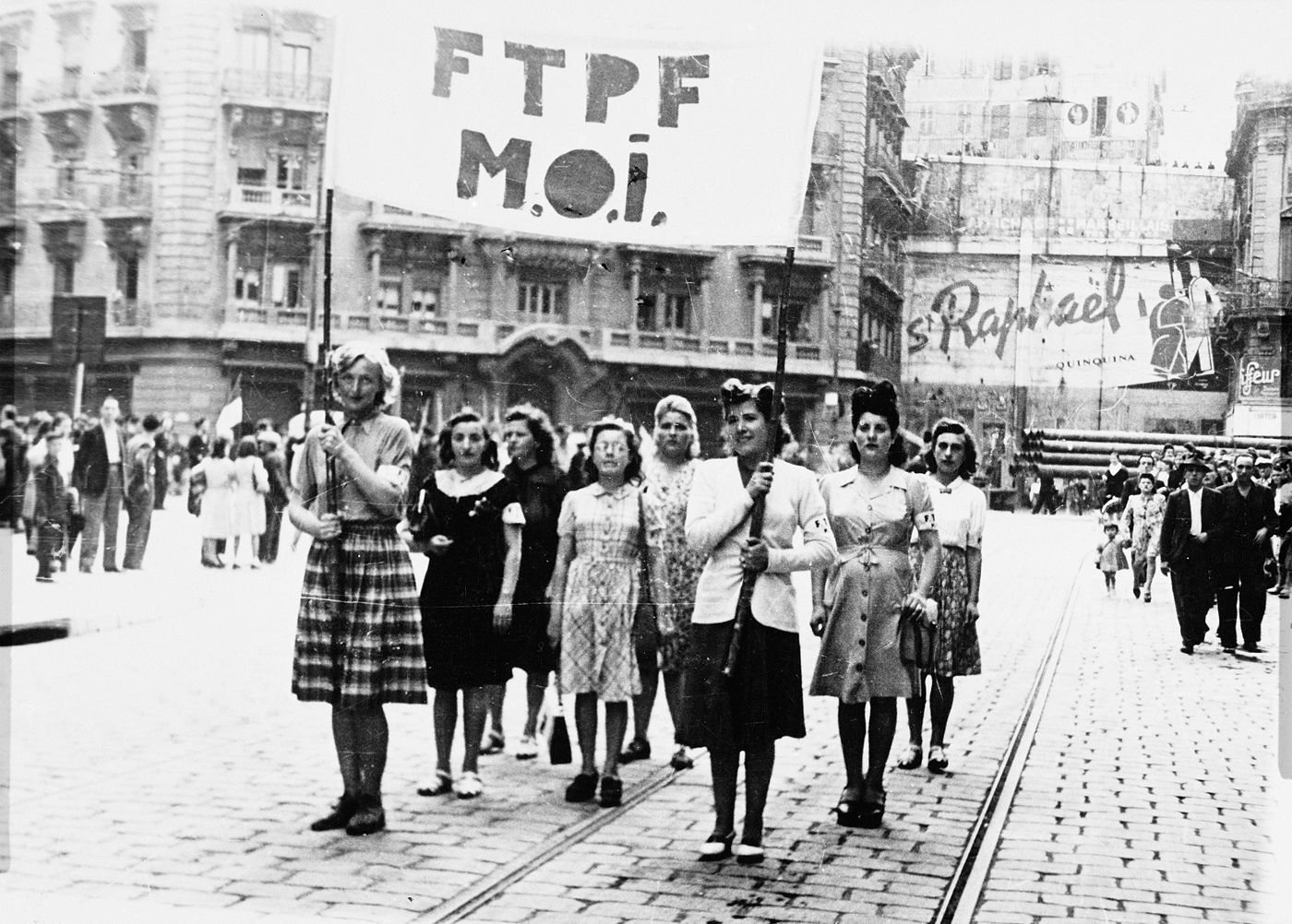 FTP-MOI erakundeko erresistentzia komunistakokideak Marseillan 1944an. Argazkia Julia Pirottek atera zuen hiria naziengandik askatu berritan eta Parisko Ejertzitoaren museoan gordetzen da.