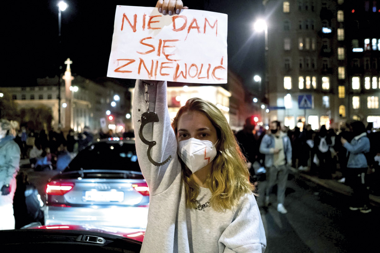 Polonian mugimendu feminista oldartu zen abortua ilegalizatzearen aurka. Aldiz, Mendebaldeko herrialde askotan bezala, bertako gizon gazte gehienen lehentasun politikoak oso bertzelakoak dira. Argazkia: Batory Fundazioa