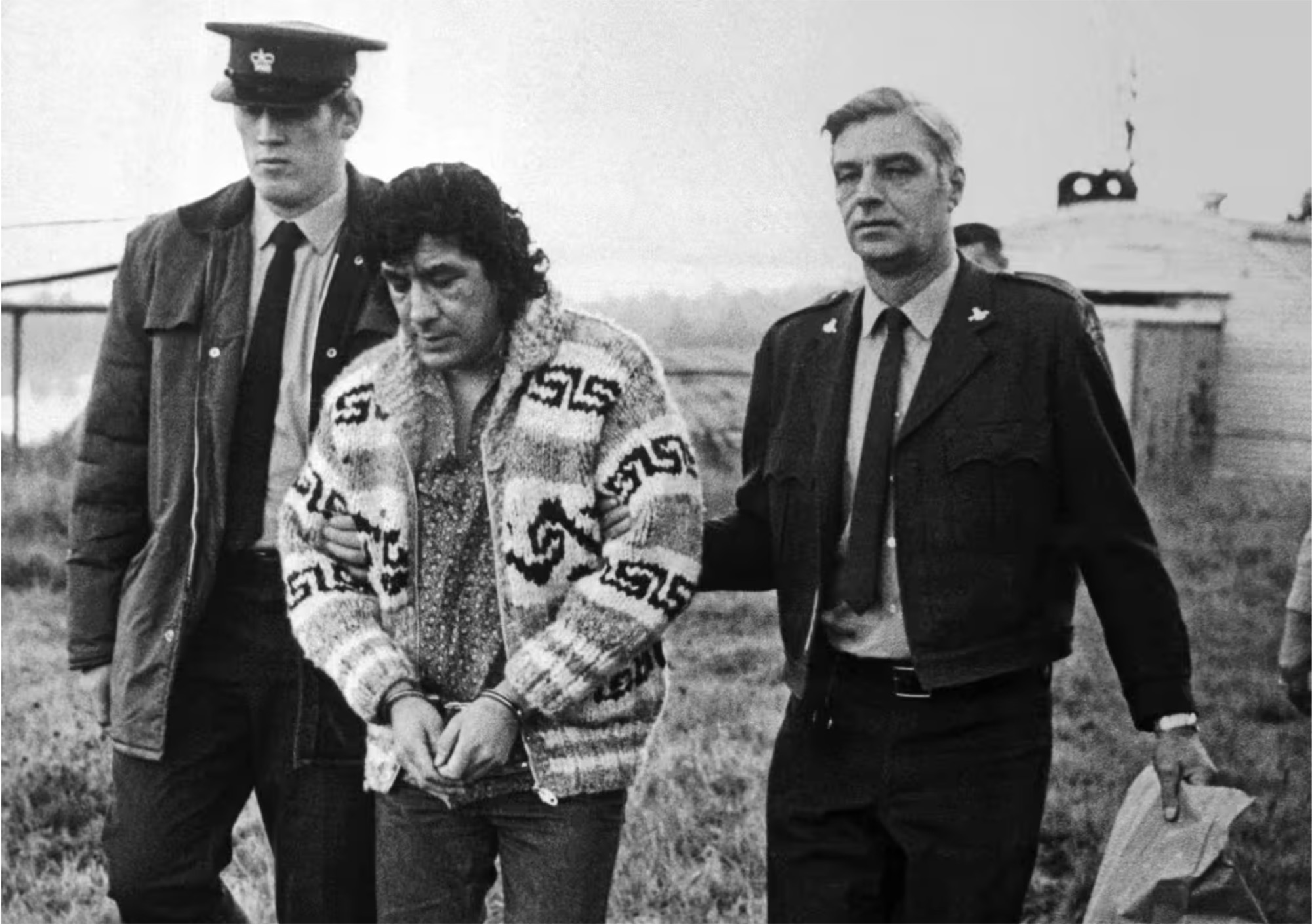 Leonard Peltier 1976ko abenduan, Oakalla espetxean (Kanada), AEBetara eramango zuen helikopteroa hartzeko bidean.