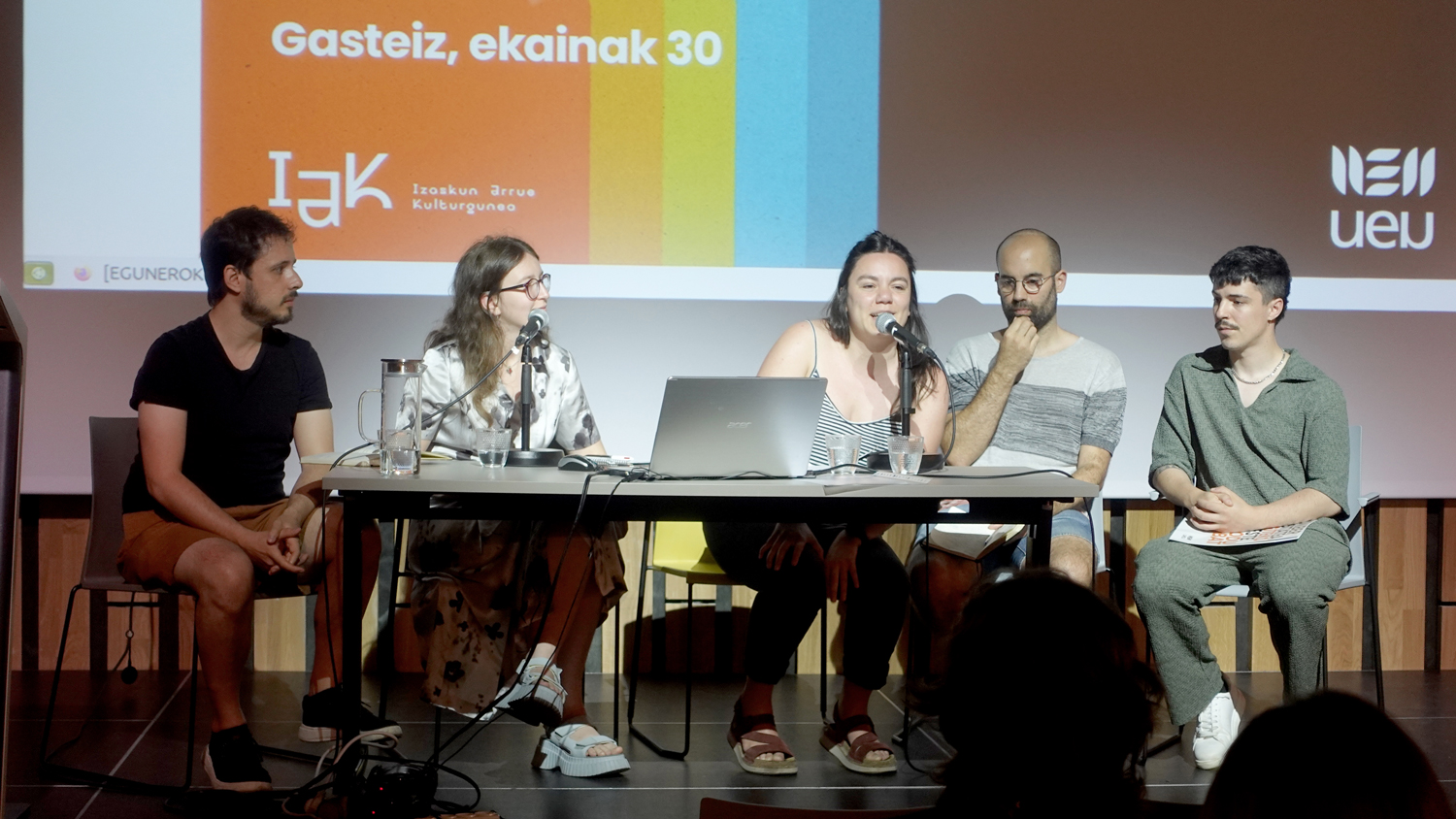 Ezkerretik eskuinera, Diego Pallés, Maddi Kintana (moderatzailea), Maialen Gago, Beñat Garaio eta Iker Villa, UEUk joan den ekainaren 30ean Gasteizen antolatutako mahai-inguruan. Argazkia: UEU.