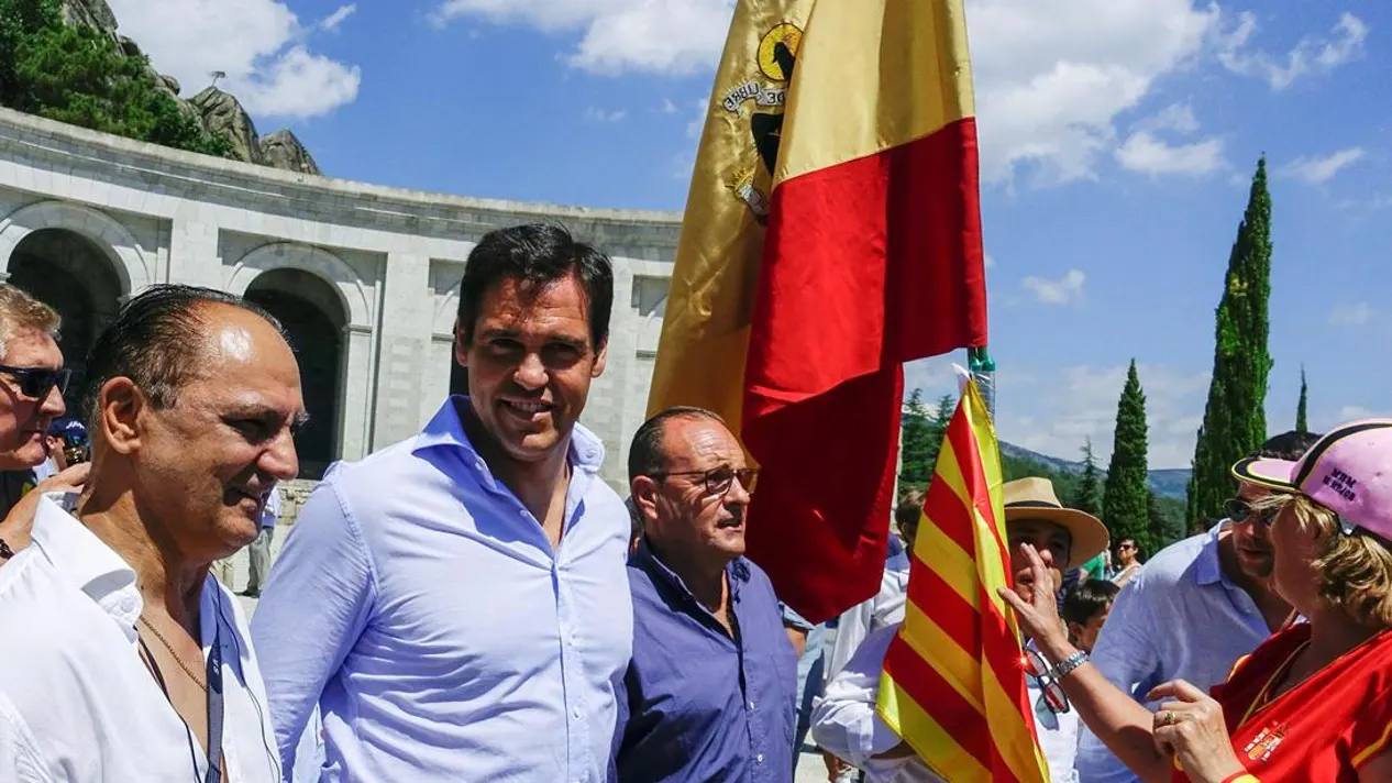 Luis Alfonso Borbon –argazkian kamerari begira–, Francisco Francoren birbiloba da gaur egun izen bera daraman fundazio faxistaren ohorezko presidentea. Harreman estuak ditu Voxeko kideekin eta ez du ezkutatzen diktadorearekiko bere miresmena. Berari ere i