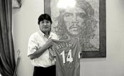 Evo Morales Xabi Alonsoren kamisetarekin