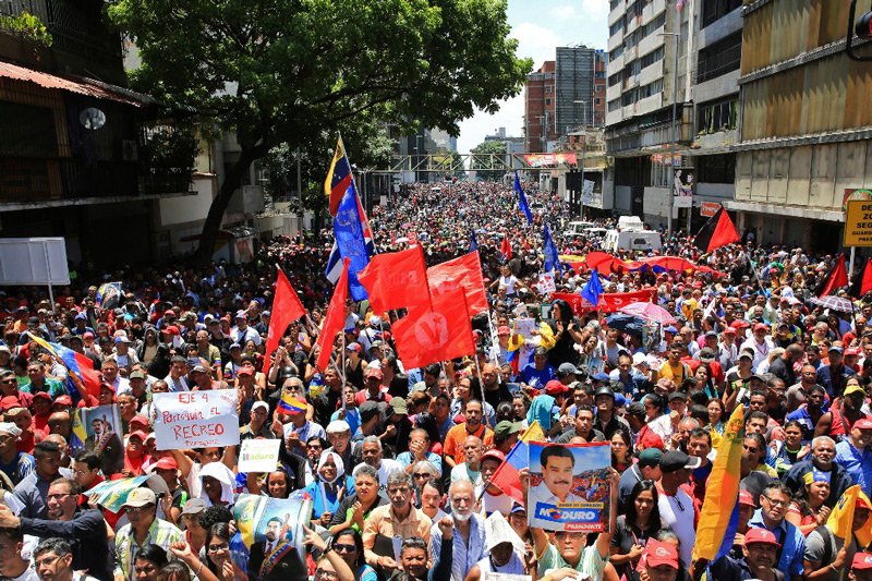 Miraflores Jauregiaren inguruan mobilizazio handia izan zen azken kolpe saiakerari erantzunez