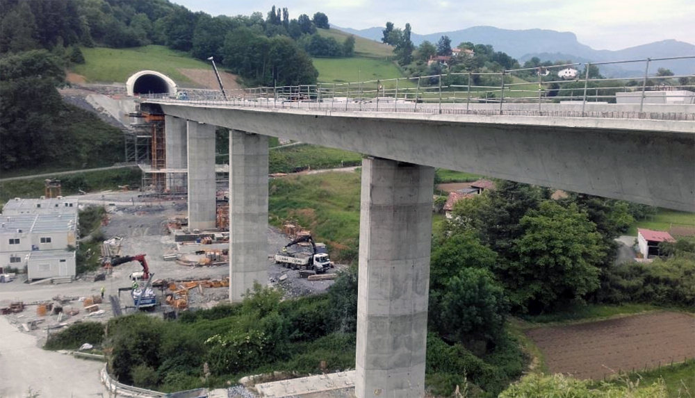 Antzibarreko zubi-bidea Zizurkilen, tunel horretan hil da AHTko azken langilea (arg: ETS))