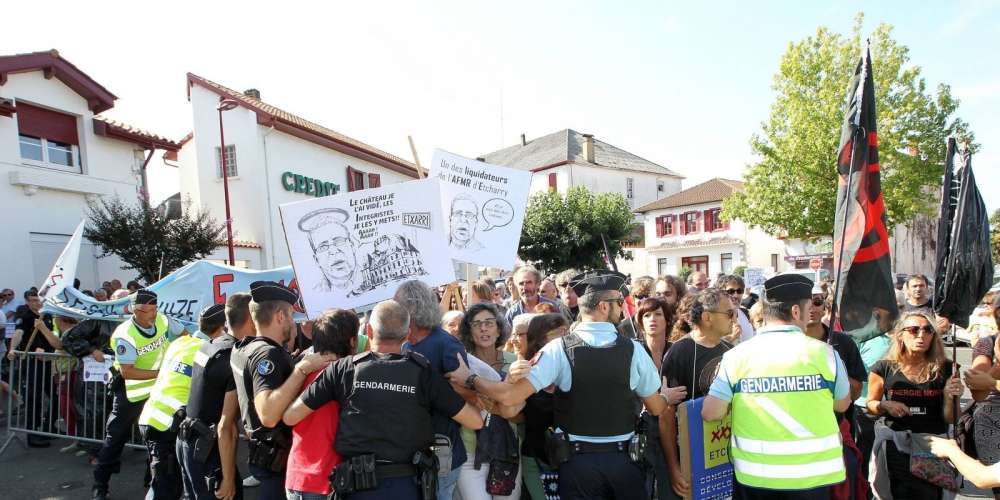 En 2016 se manifestó en Donapaleu en contra de la operación de venta de la escuela de Etxarri. (Foto: Sud Ouest)