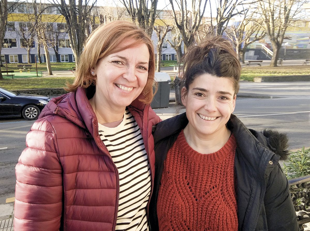 Miren Ros (izquierda) y Amaia Elorza, madres de Zarauzko Ikastola, forman parte del grupo "Gure aukera, guk 16". “Si pudiéramos conseguir que los/as niños/as tuvieran el móvil en vez de a los 9-10 años a los 12, sería un gran paso, más aún si trabajáramos con antelación en casa”, aseguran. / JON TORNER ANCHO