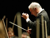 Daniel Barenboim orkestra zuzendaria.